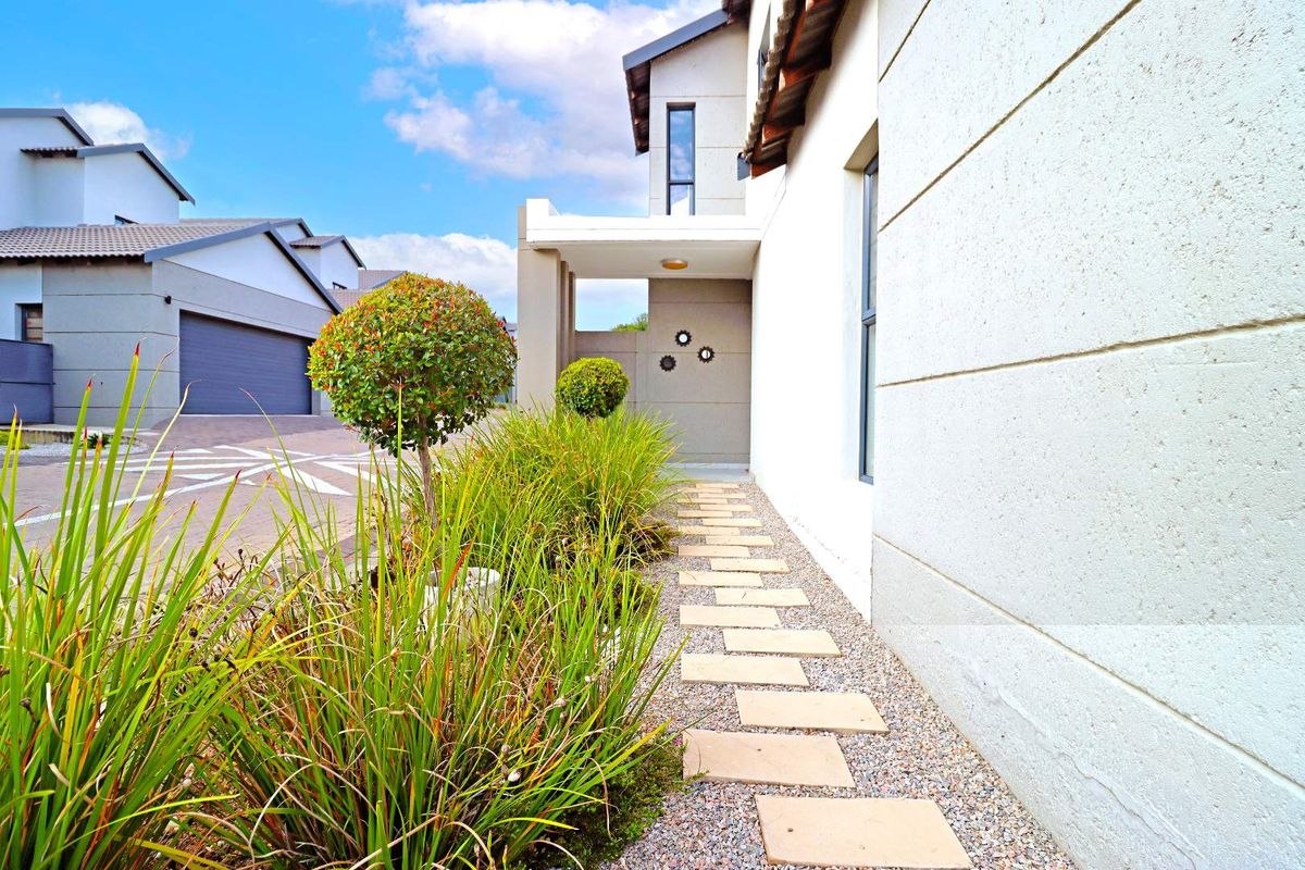 Beautifully Upgraded 3-Bedroom Home in Springwood Estate - Photo 4
