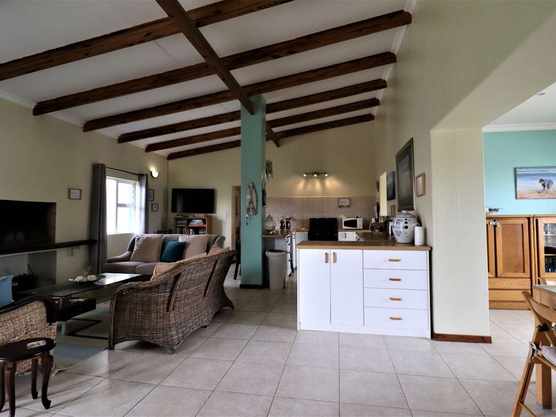 Spacious 5-Bedroom Double-Storey Family Home with Sea Views and Outdoor Bedroom in Quiet Swakopmund Coastal Area - Photo 10