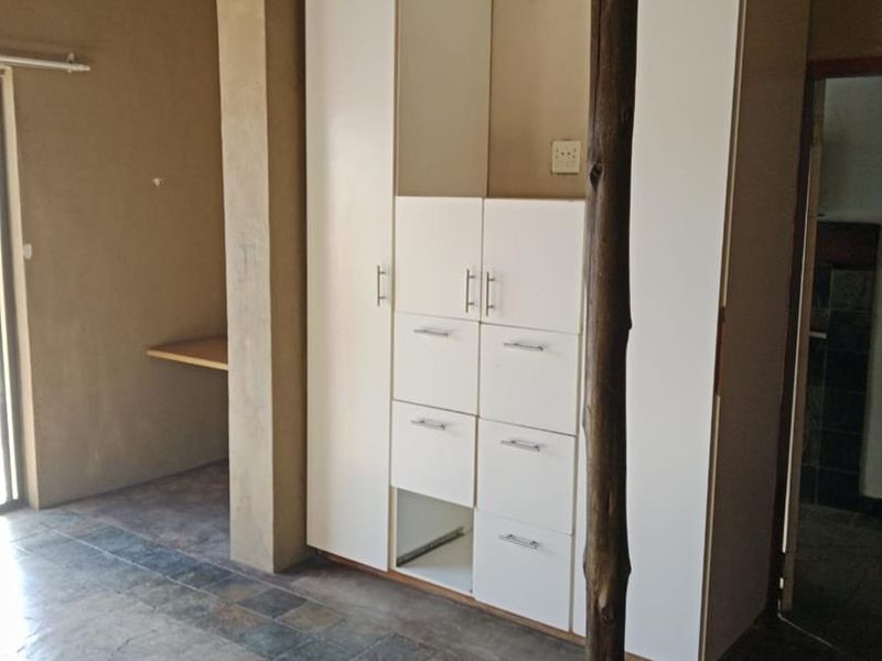 Thatch garden cottage to rent on plot - Photo 9