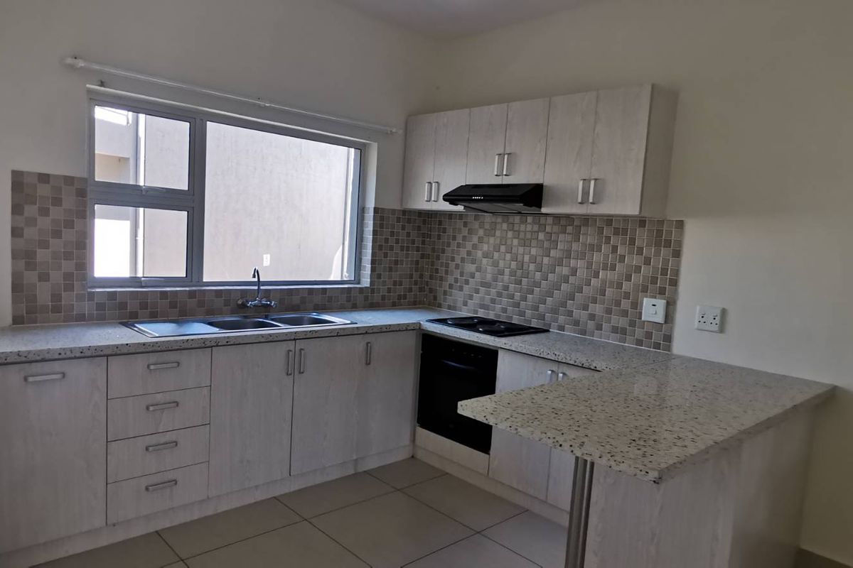 PRICED TO GO - MODERN 2 BEDROOM 2 BATHROOM APARTMENT FOR SALE IN THE WELL-SOUGHT AFTER ELISENHEIM ESTATE!! - Photo 5