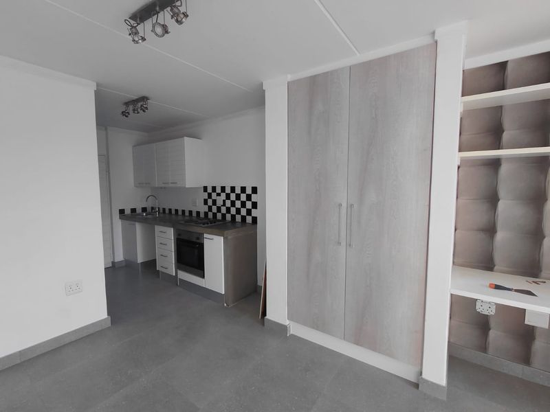 Neat Studio Apartment in Sought-After Location on William Nicol Drive - Photo 3
