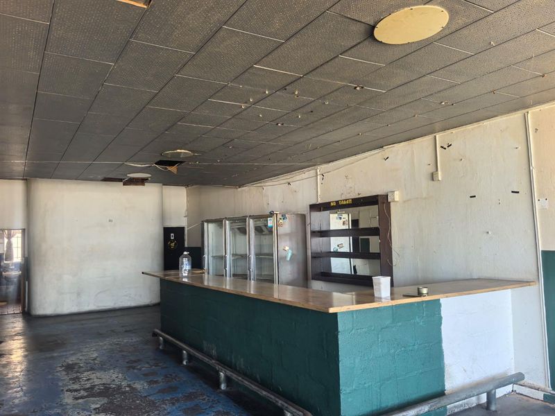 154m2 COMMERCIAL BAR / RETAIL SPACE TO LET – Ex Wolves Pub - Photo 2