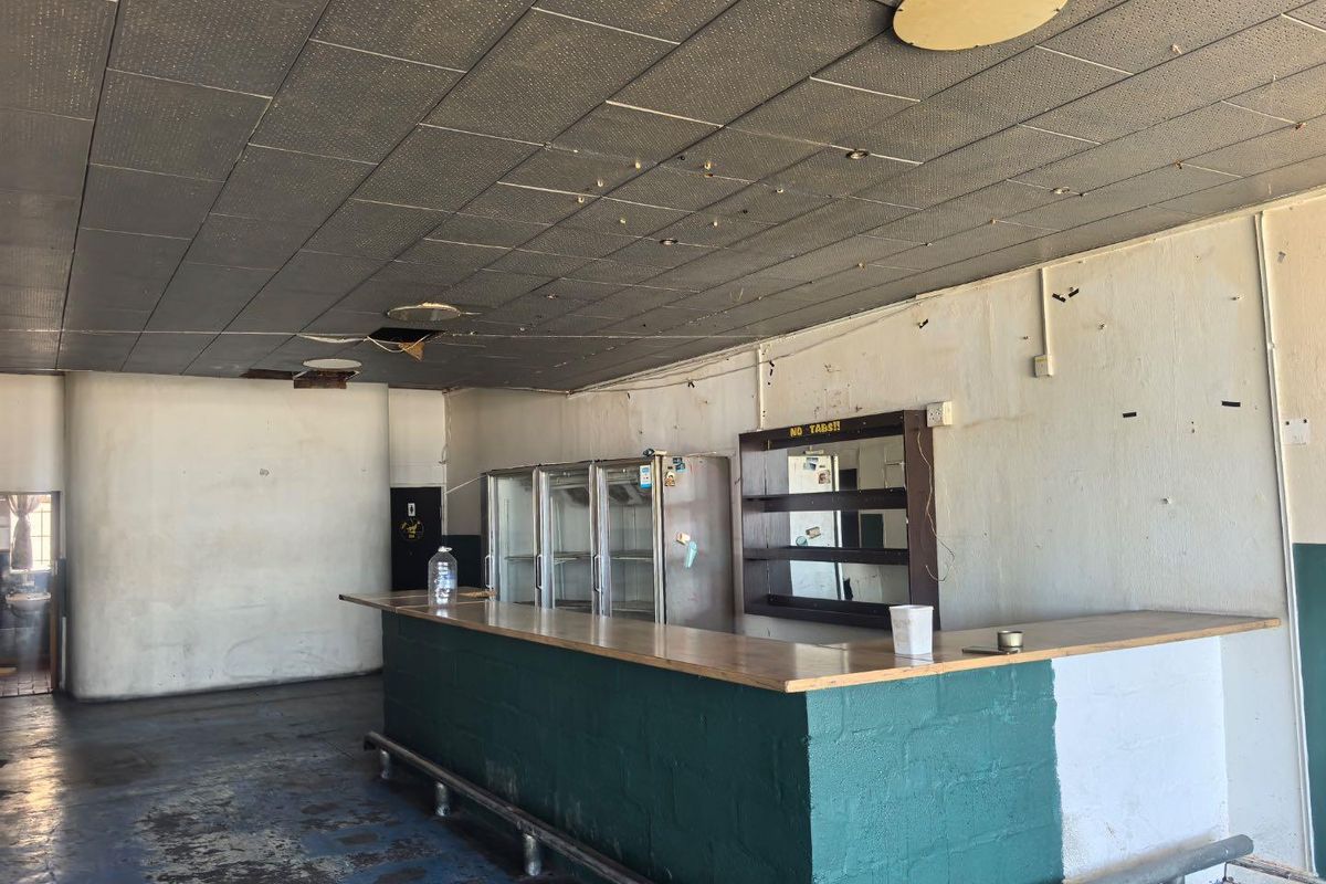 154m2 COMMERCIAL BAR / RETAIL SPACE TO LET – Ex Wolves Pub - Photo 2