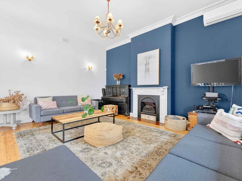 Character Family Home in Tamboerskloof - Photo 8