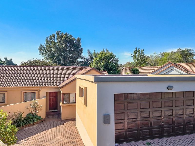 A spacious 2-bedroom freehold cluster home situated in a secure estate in  Douglasdale. - Photo 5