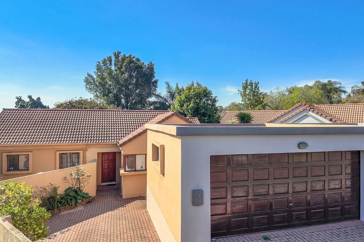 A spacious 2-bedroom freehold cluster home situated in a secure estate in  Douglasdale. - Photo 5