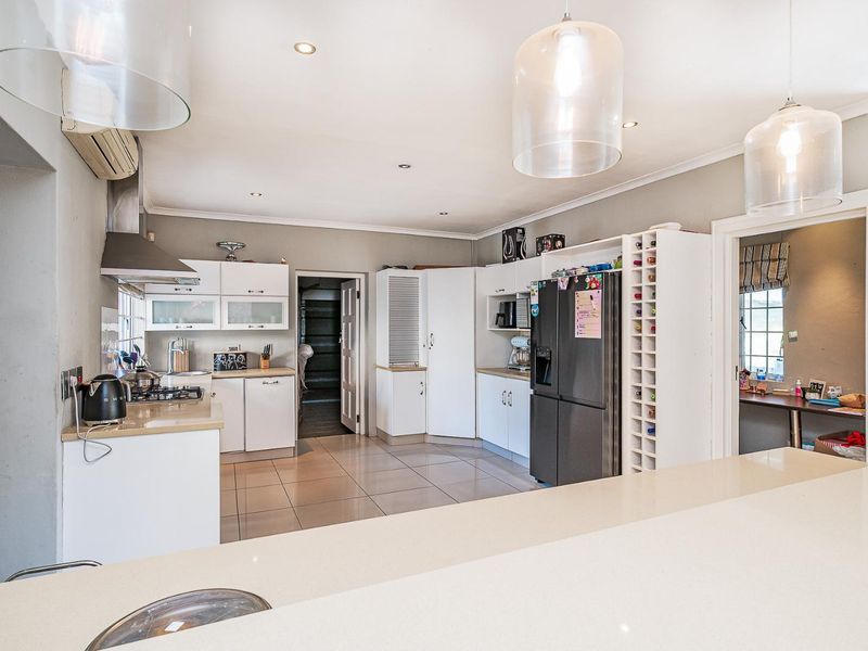 ELEGANT 5-BEDROOM FAMILY HOME IN THE HEART OF KLOOF - Photo 7