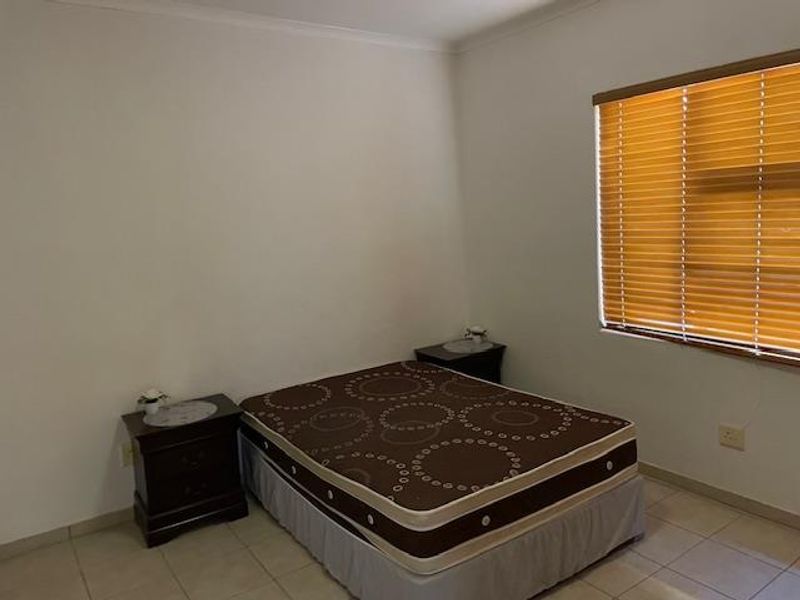 Luxurious 8-Bed Mansion: Your Dream B&B Awaits - Photo 8