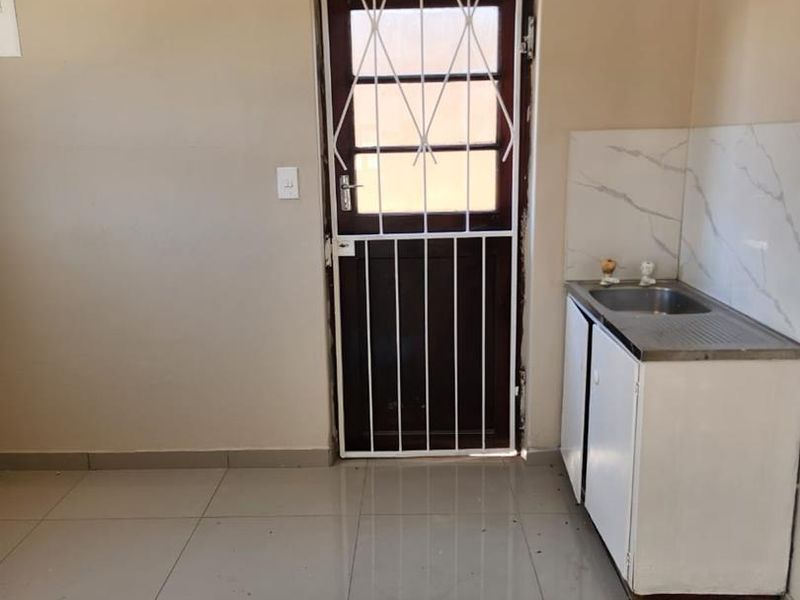 Charming Three-Bedroom Home for Rent in Ilitha Park, Khayelitsha - Photo 3