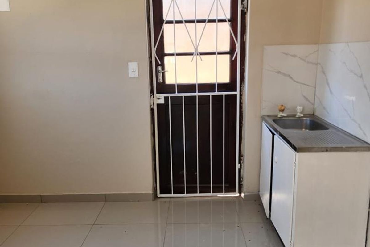 Charming Three-Bedroom Home for Rent in Ilitha Park, Khayelitsha - Photo 3