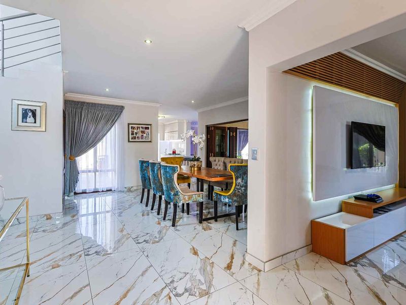 Spacious 4-Bedroom Family Home with Pool & Solar - Photo 5