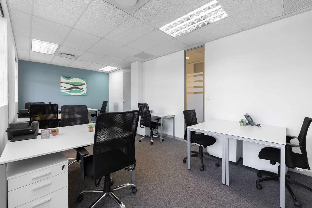 Serviced office space for 15 persons in Regus Century City - Photo 3