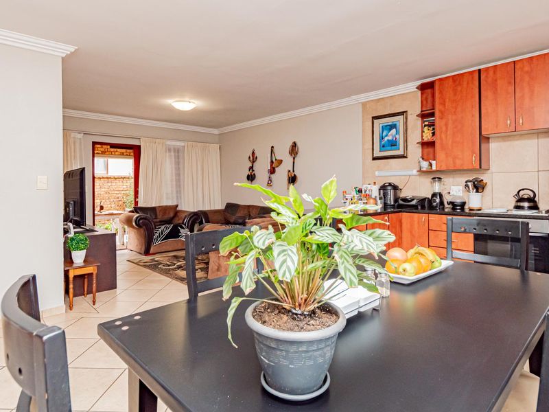 Lovely Simplex Townhouse for Sale - Photo 8