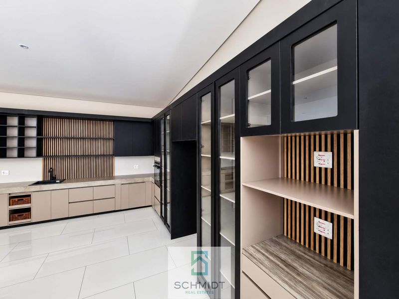 Exceptional Luxury Living in Suiderhof | Home with 2 Flatlets For Sale - Photo 10