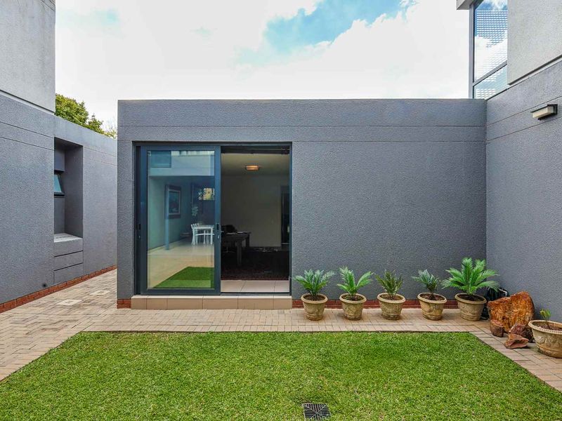 Contemporary Comfort in Waterkloof Ridge - Photo 5