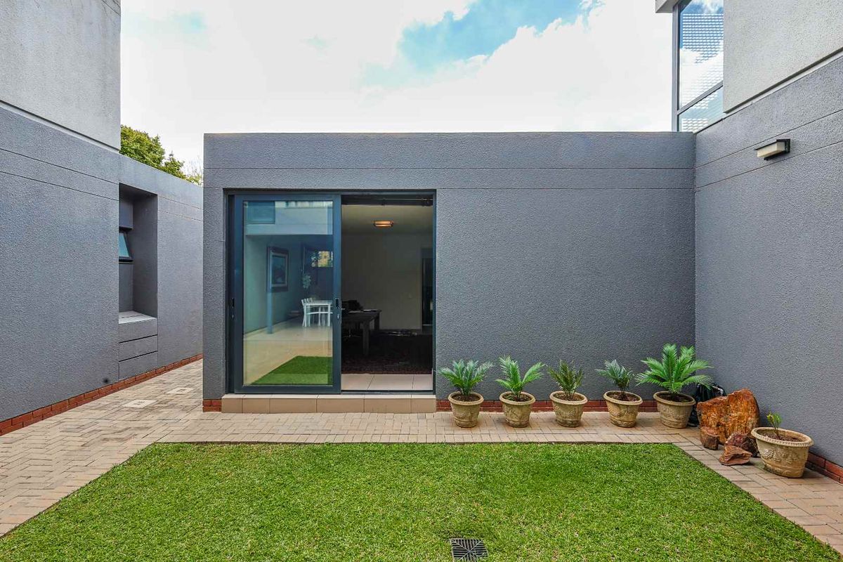 Contemporary Comfort in Waterkloof Ridge - Photo 5