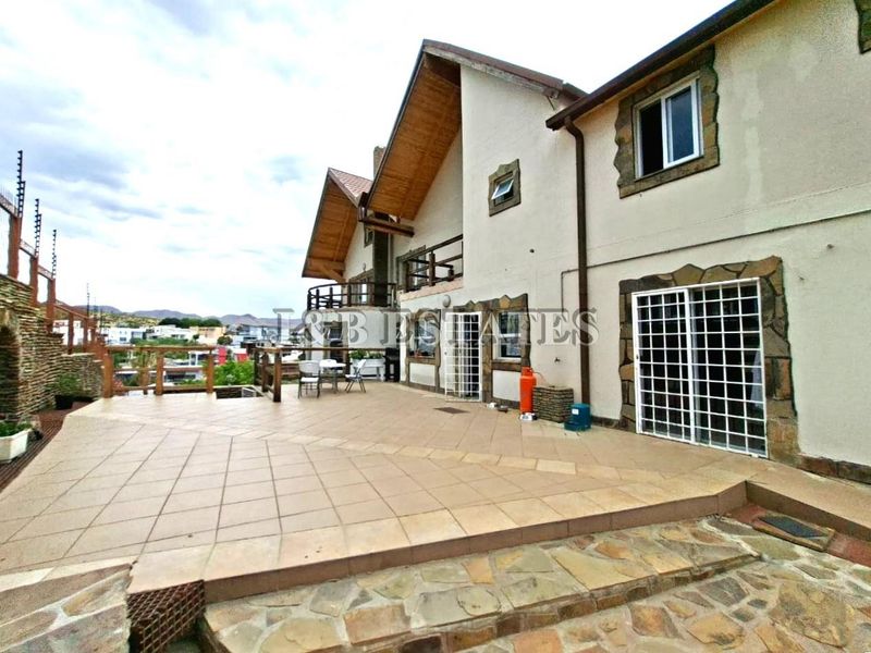 "Indulge in Opulence: Spacious Mansion with 5 Entertainment Areas!" - Photo 5