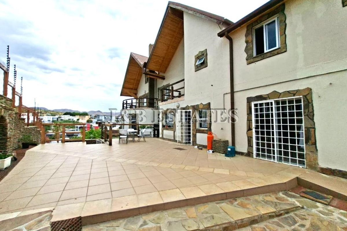 "Indulge in Opulence: Spacious Mansion with 5 Entertainment Areas!" - Photo 5