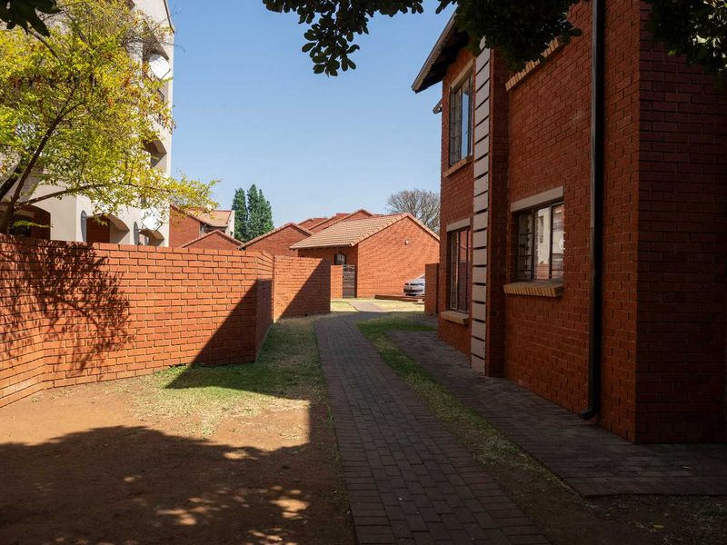 Ground-Floor 3-Bedroom Unit with Private Garden - Photo 2