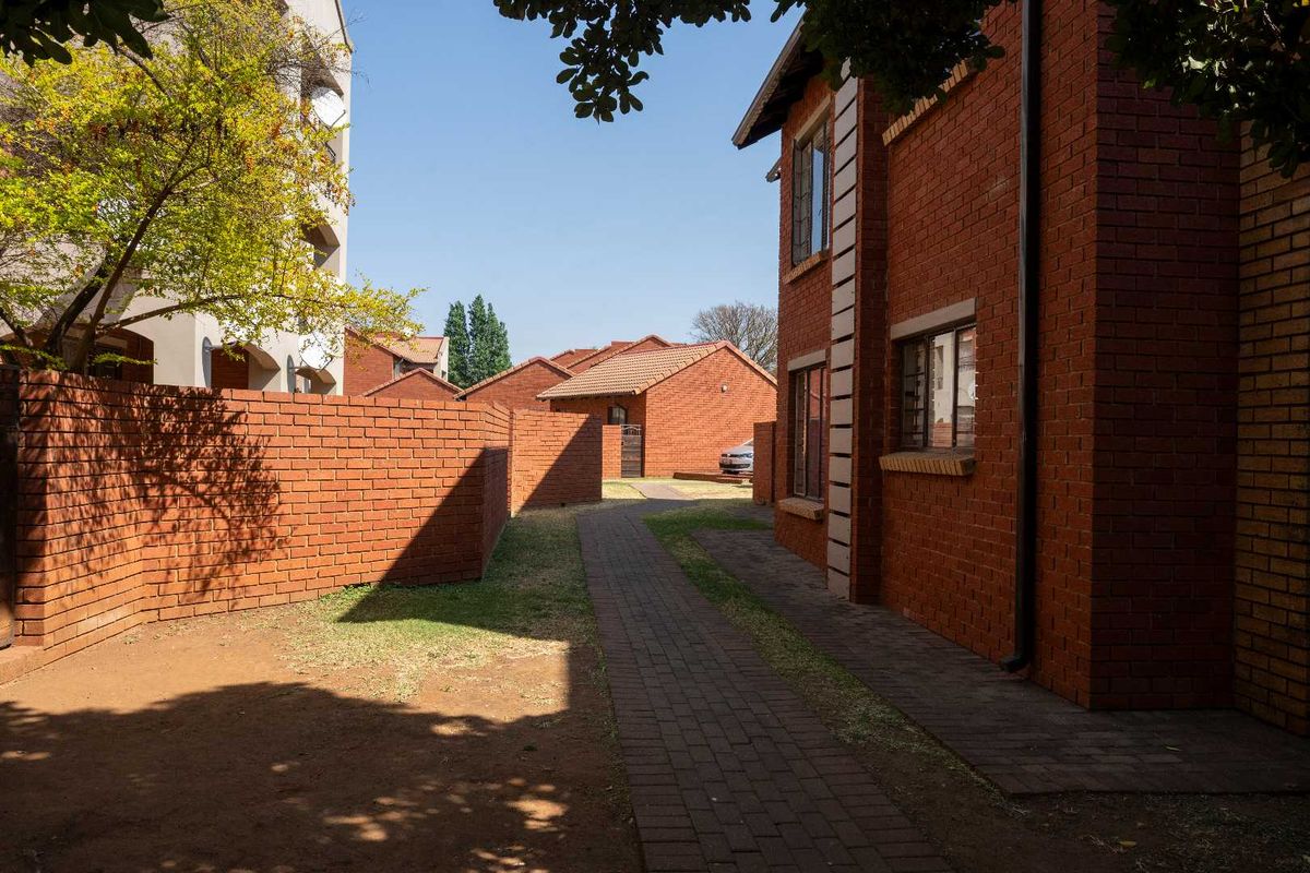 Ground-Floor 3-Bedroom Unit with Private Garden - Photo 2