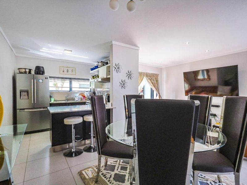 Spacious 2-Bedroom, 2-Bathroom Duplex in Equestria - Photo 8