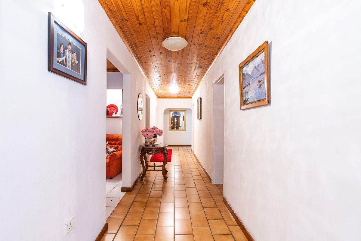 Character Home in Walmer Estate with Scope for Renovation and Rental Potential - Photo 4