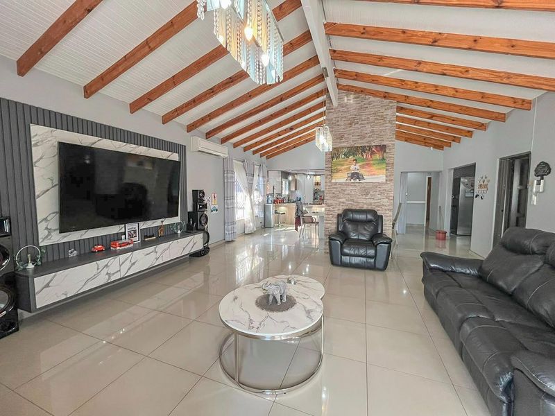 Magnificent home in Upper Glen Hills! - Photo 1