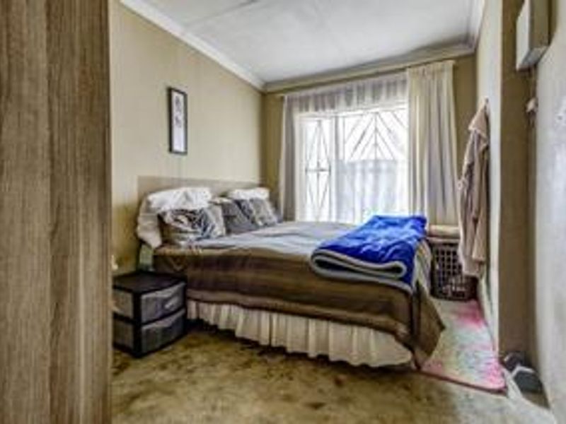 3 Bedroom Suburban Home - Photo 7