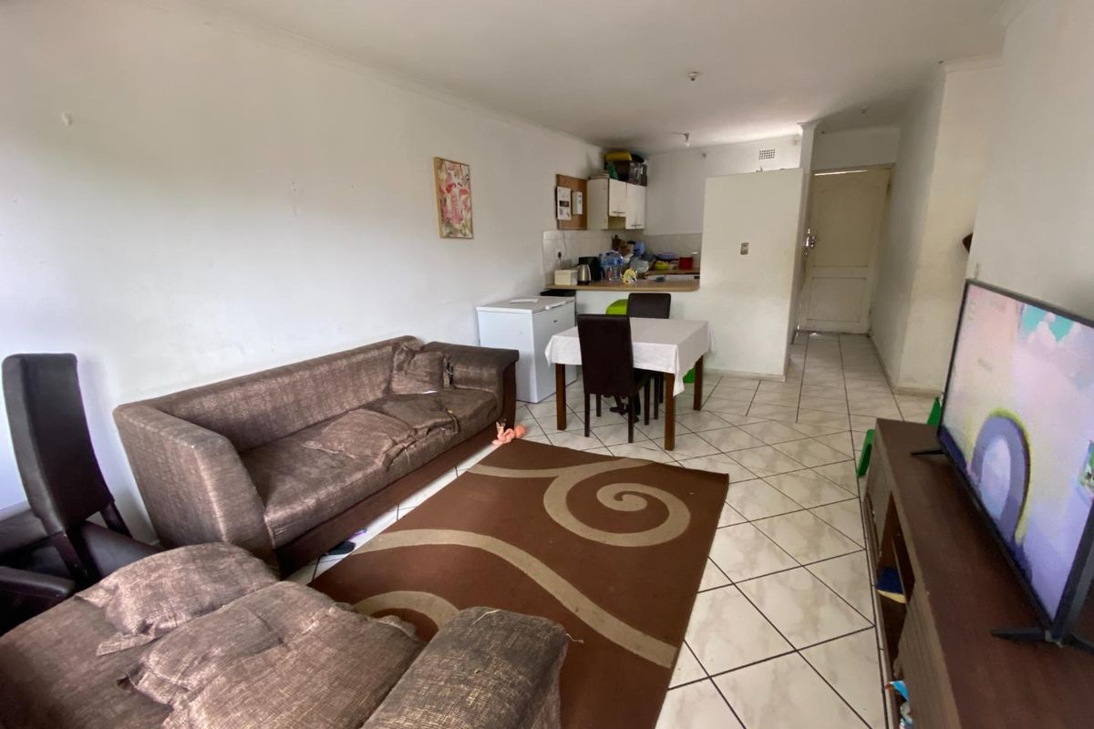 2-Bedroom Apartment in Wynberg (60m2) - Renovation Opportunity - Photo 5