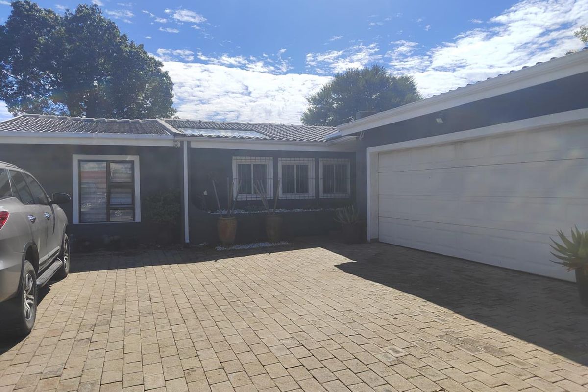 4 bedroom family home in Brackendowns with a pool and solar! - Photo 3