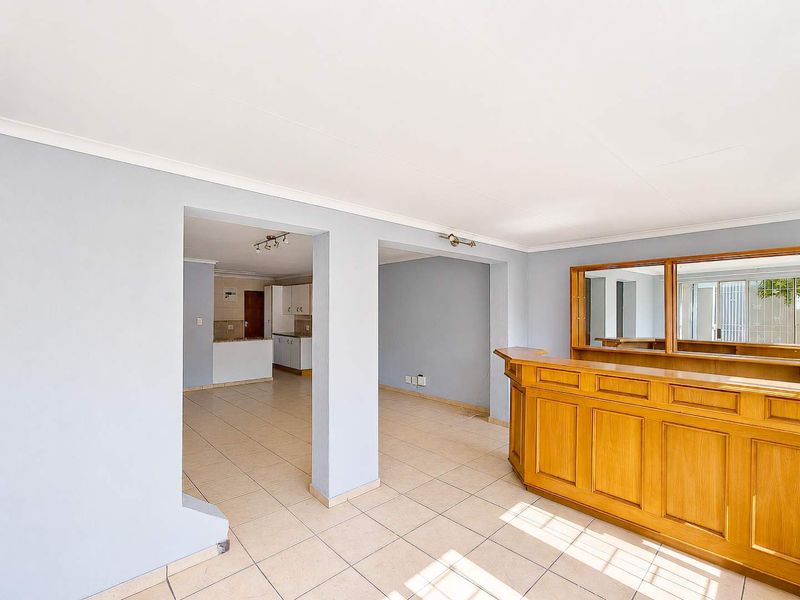 Charming 4-Bedroom Townhouse in Sought-After Alpine Village - Photo 5