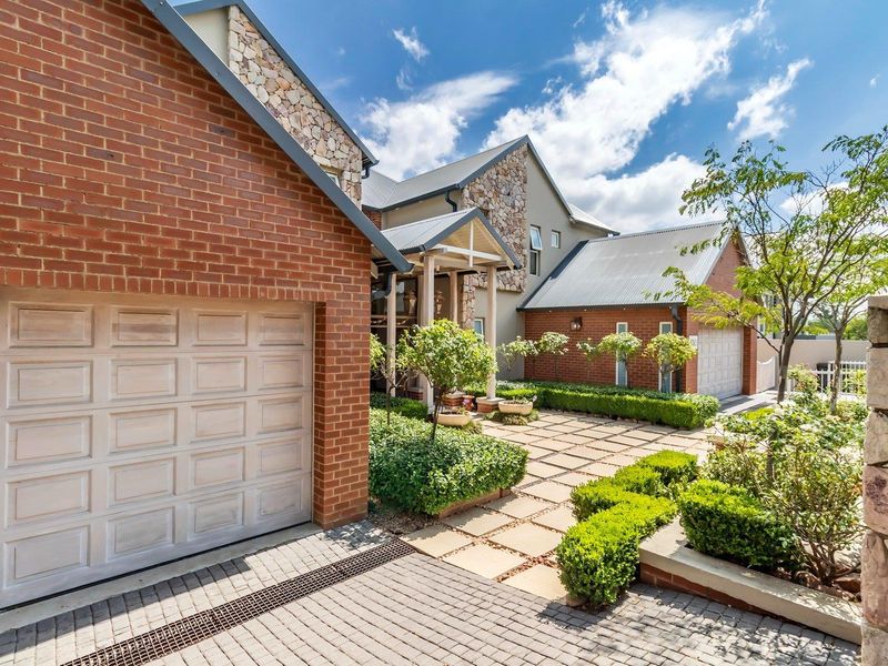 A Masterpiece of Country Living with Contemporary Luxury - Photo 5