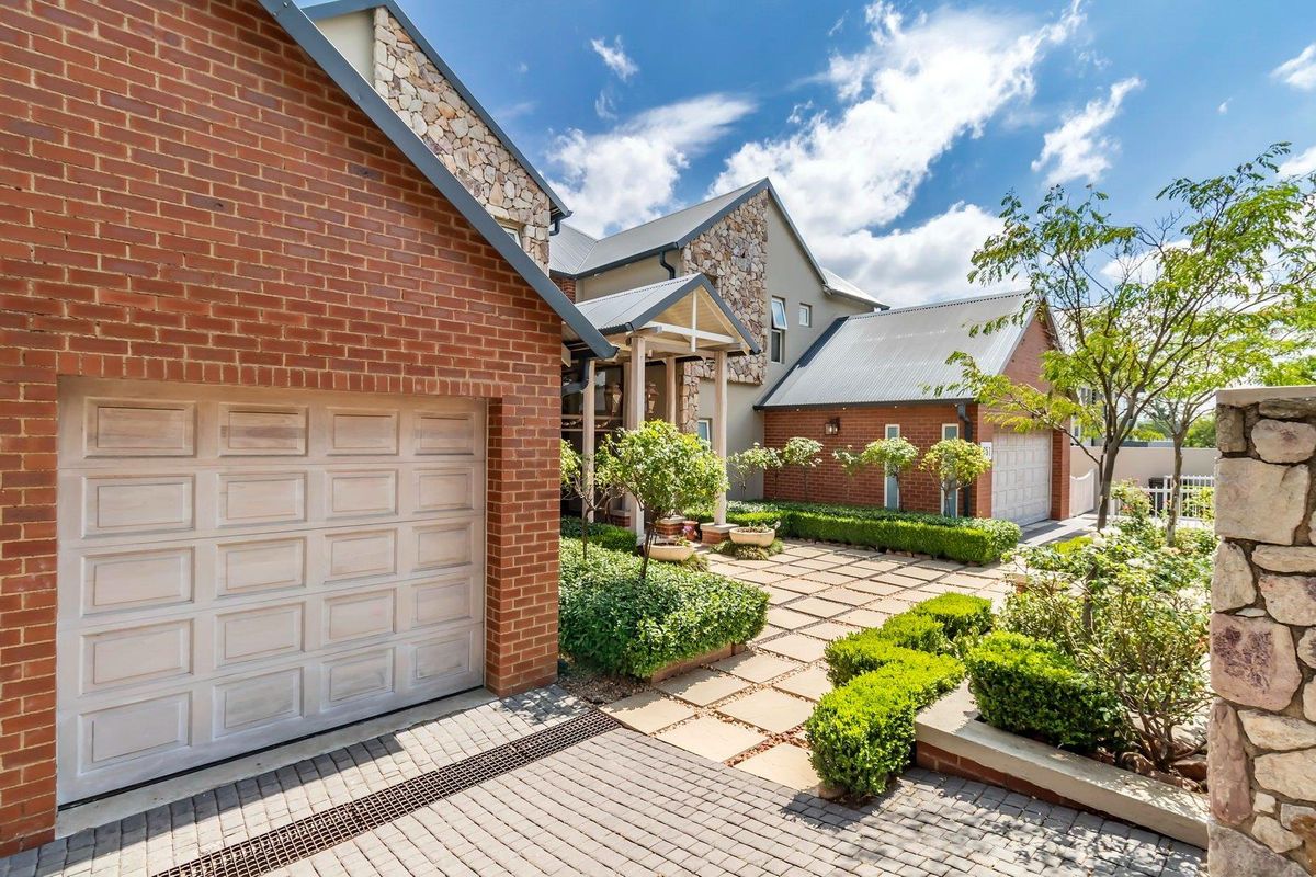A Masterpiece of Country Living with Contemporary Luxury - Photo 5