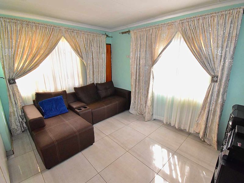 3 Bedroom, 2 Bathroom Home in Klippoortje - Photo 4