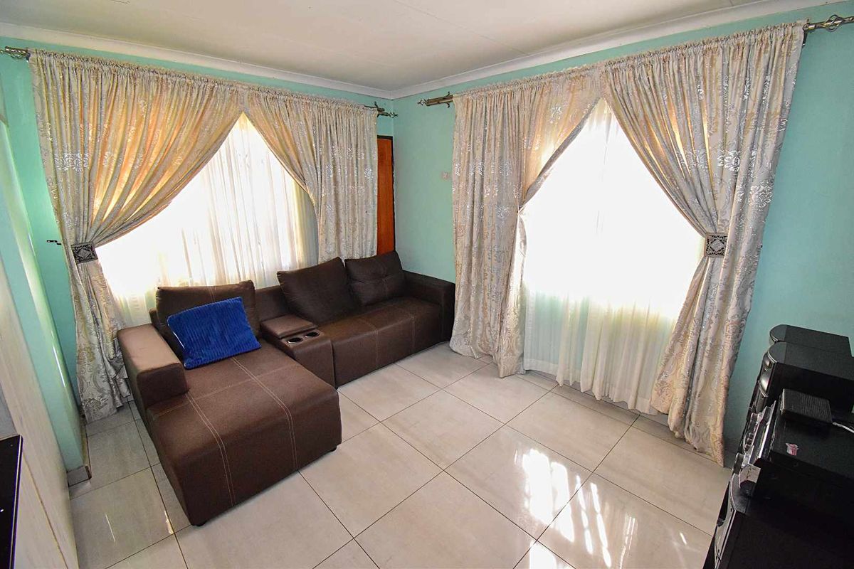 3 Bedroom, 2 Bathroom Home in Klippoortje - Photo 4