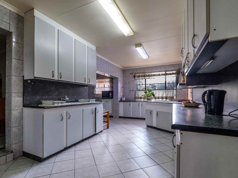 Rental investment property - 13 room compound for sale in Rosettenville - Photo 9