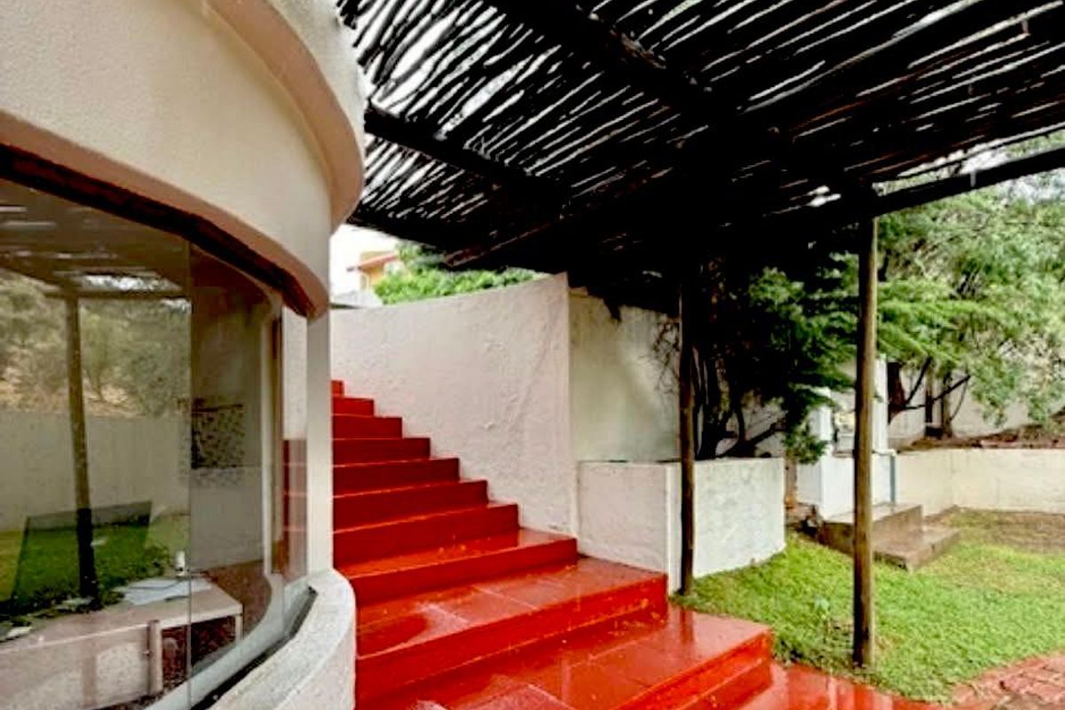 Spacious Family Home with Versatile Living & Work Spaces - Photo 4