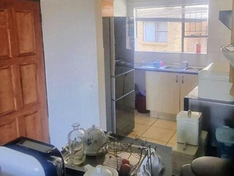 3 Bedroom, 2 Bathroom Apartment To Let - Photo 4