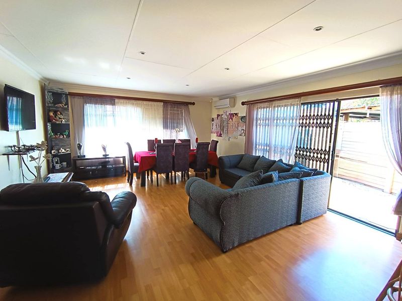 Stylish Duet Living with Private Entrance & Entertainer’s Delight - Photo 2