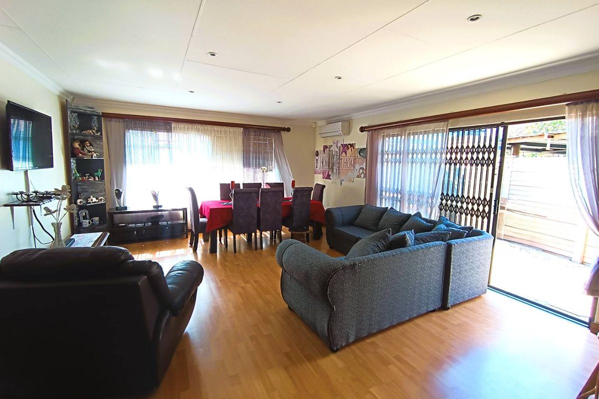 Stylish Duet Living with Private Entrance & Entertainer’s Delight - Photo 2