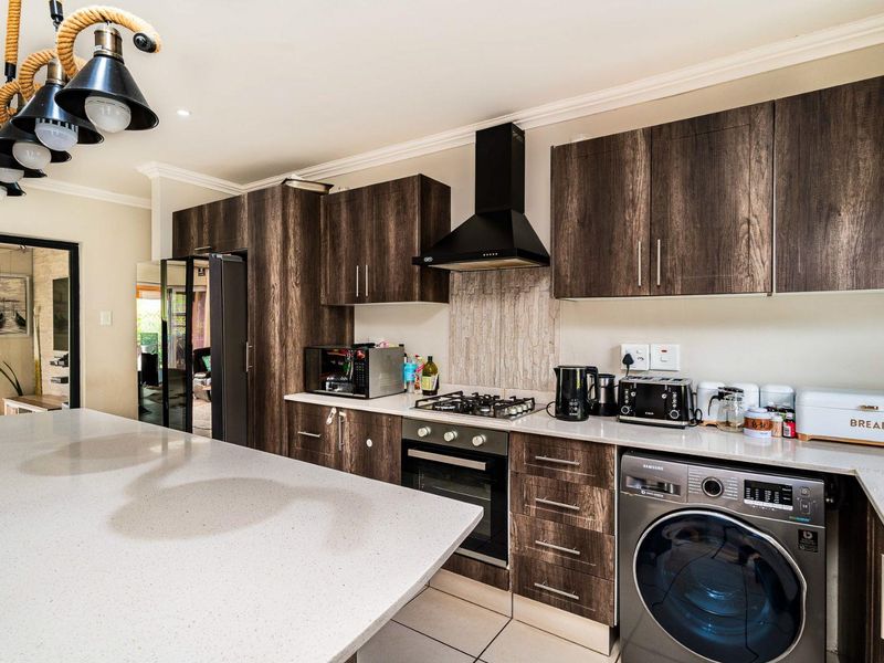 Exquisite Freestanding 3 bed, 2 bath townhouse in Waterfall - Photo 7