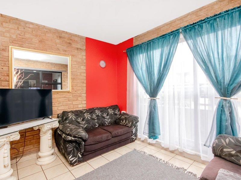 Neat 3 bedroom 2 bathroom unit for sale in Florida Roodepoort - Photo 9