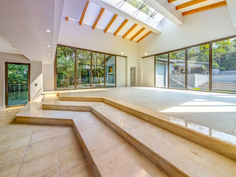 SOPHISTICATED ENTERTAINER IN WOODHILL ESTATE - Photo 5