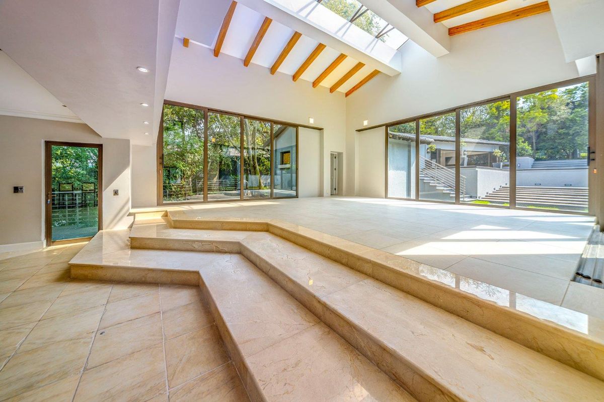 SOPHISTICATED ENTERTAINER IN WOODHILL ESTATE - Photo 5