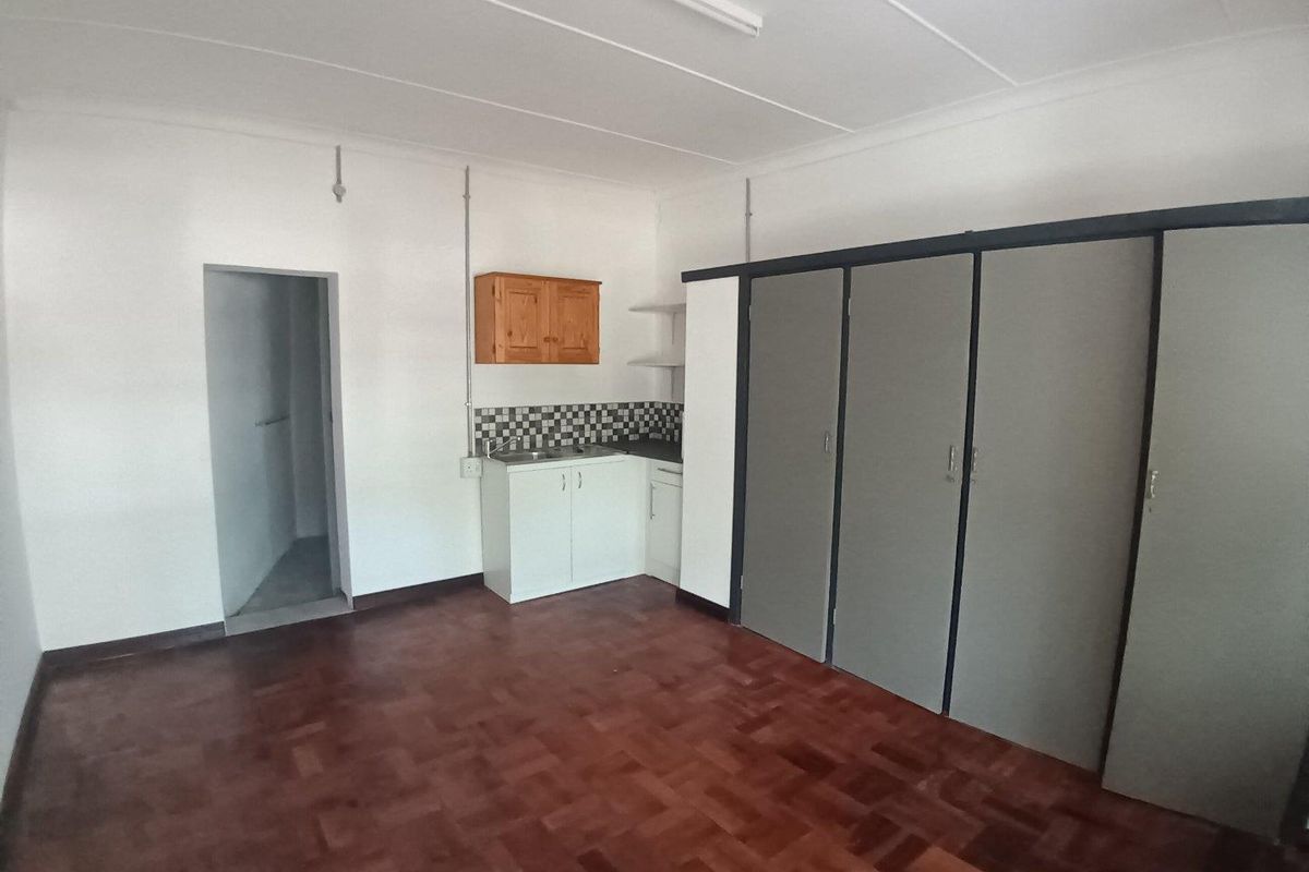 BACHELOR APARTMENT - Photo 4