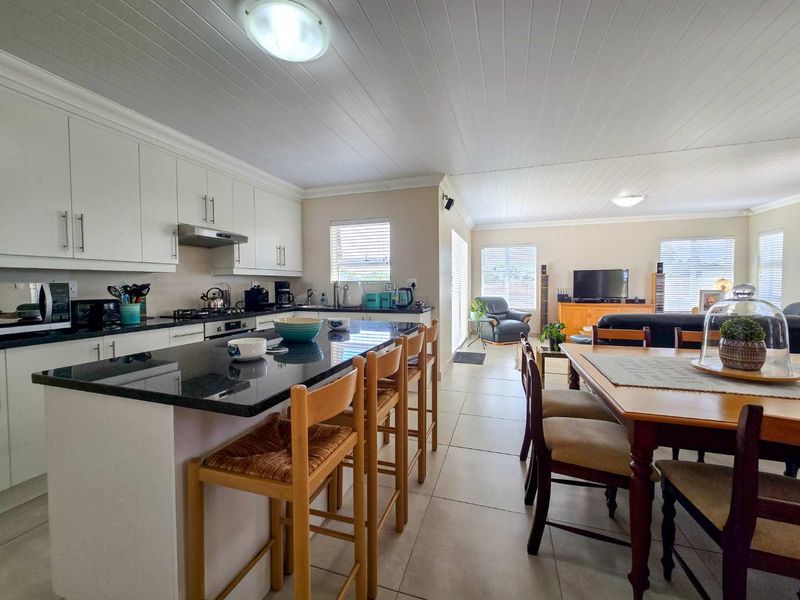 Neat family home for sale in Stilbaai-Wes. - Photo 10