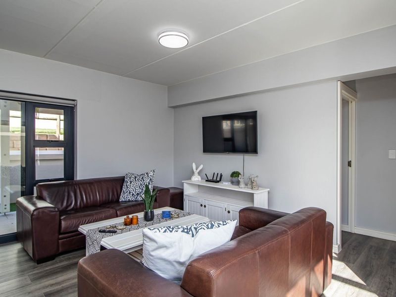 Charming Ground Floor Unit at Hartland Villas - Photo 9