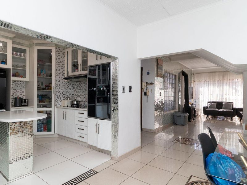 Open-Plan Elegance: Your Dream Townhouse Awaits! - Photo 8