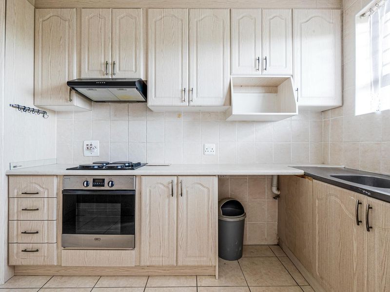 Spacious secure apartment - Photo 5