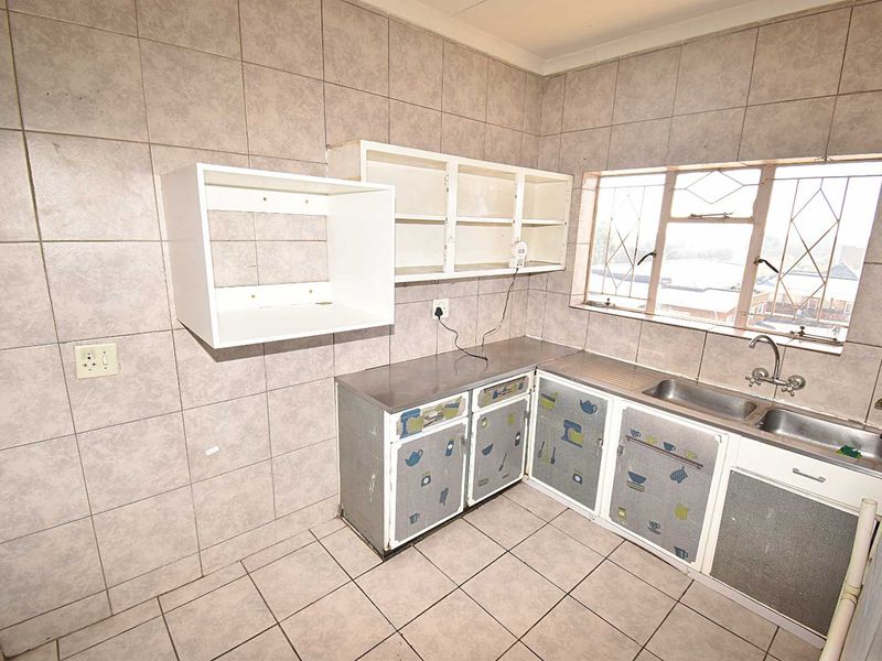 Third Floor Apartment - Photo 6